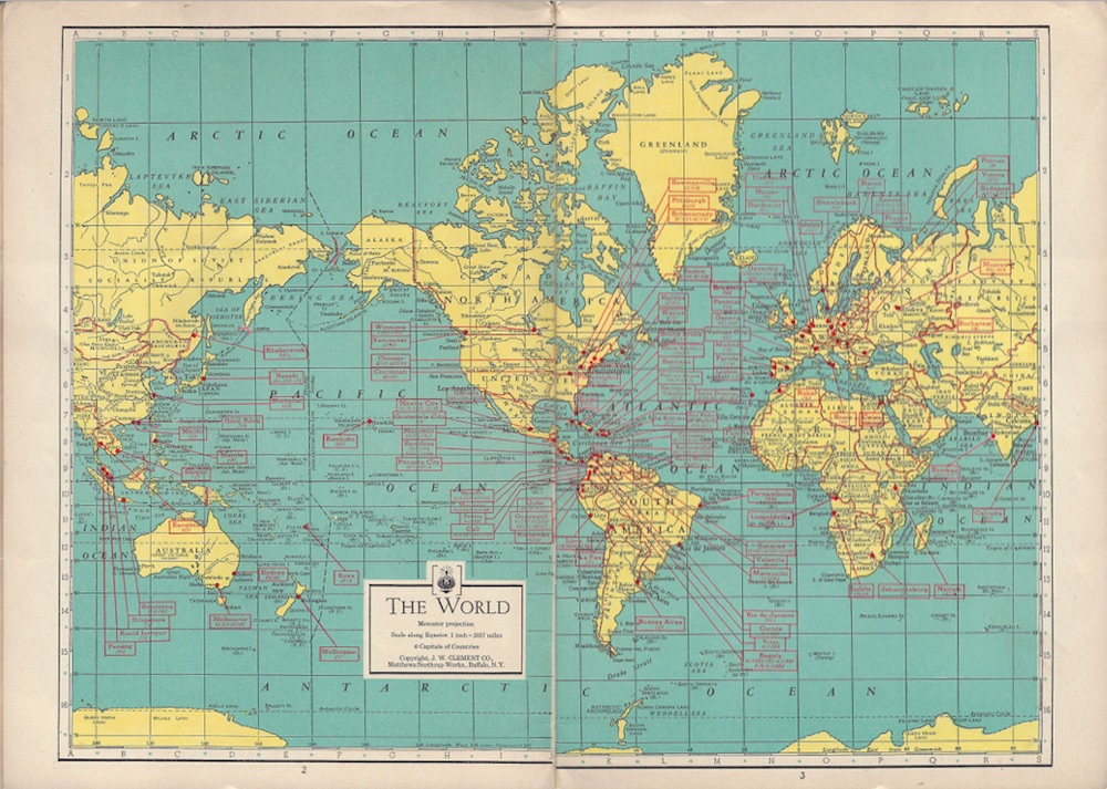 Carte recto-verso en bleu clair pour l'eau, jaune clair pour les continents et lignes rouges pour l'indication des stations radio. Le texte est écrit en anglais.