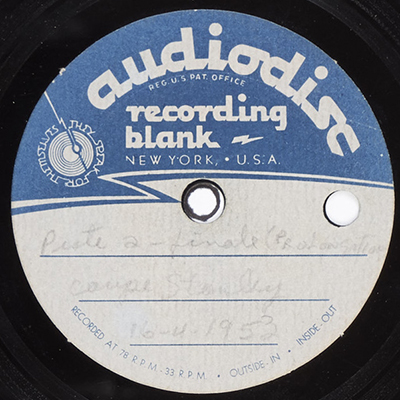 Étiquette en papier blanc et bleu d'un disque vinyle vierge utilisé pour l'enregistrement à domicile d'un extrait de la finale de la Coupe Stanley de 1953.