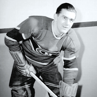 Photographie en noir et blanc du joueur de hockey Maurice Richard portant un chandail des Canadiens de Montréal.