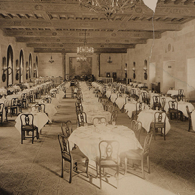 Photographie en noir et blanc de la salle de réception principale de l'hôtel Mont-Royal à Montréal.