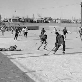 Instantané en noir et blanc d'enfants jouant au hockey extérieur à Toronto vers 1950.