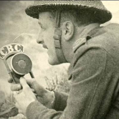 Photo en noir et blanc de Marcel Ouimet tenant un microphone pour un reportage pour la CBC/ SRC sur la ligne de front de la Seconde Guerre mondiale.