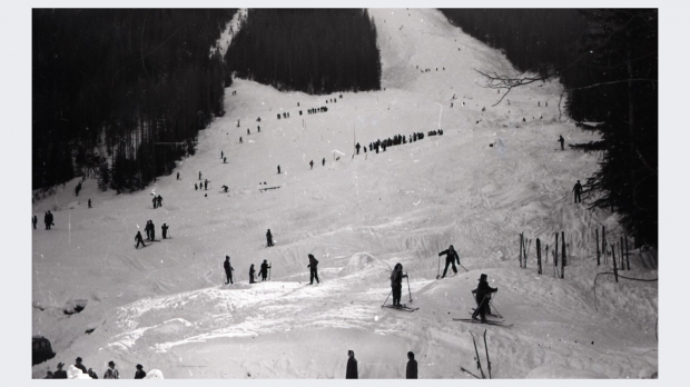 Photo en noir et blanc de la montagne de ski et de skieurs prises en regardant la montagne Red.