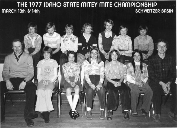 Photographie en noir et blanc des 12 membres de l’Équipe des Espoirs de 1977 avec leurs  entraîneurs.