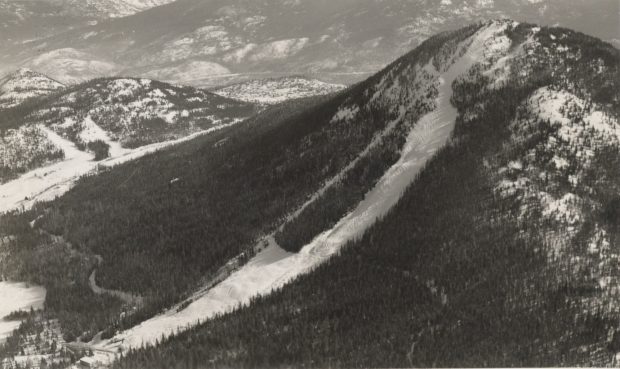 Photo en noir et blanc aérienne de la piste principale sur la face de la montagne Red en direction sud-est.