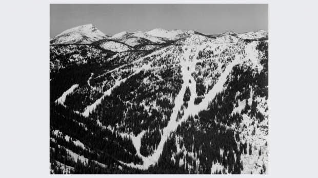 Photo en noir et blanc aérienne de l’endroit de ski Paradise situé a l’arrière de la montagne Granite. 