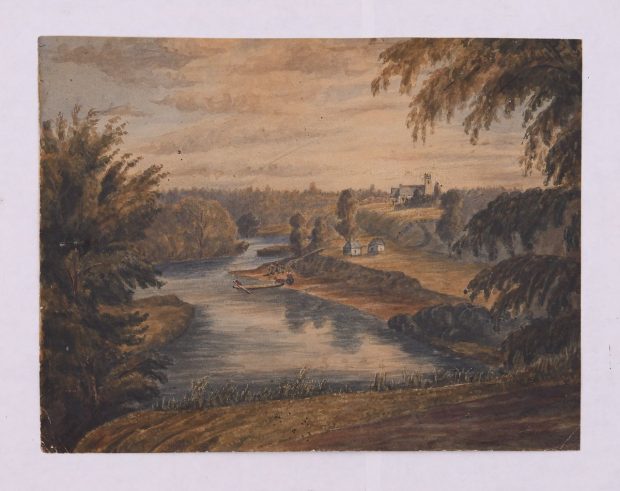 Peinture en couleurs représentant le paysage de la rivière Saint-François. Sur la rive, des soldats amarrent un canot près d’un campement. Au loin, on distingue le clocher et le toit de l’église anglicane St. George.