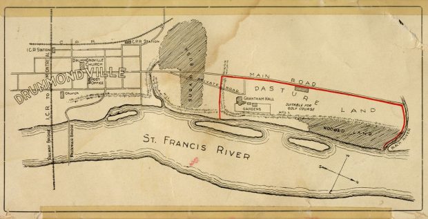 Plan de Drummondville le long de la rivière Saint-François mettant en évidence la vaste propriété de la famille Watts qui longe la rivière et l’emplacement des bâtiments sur ce terrain.