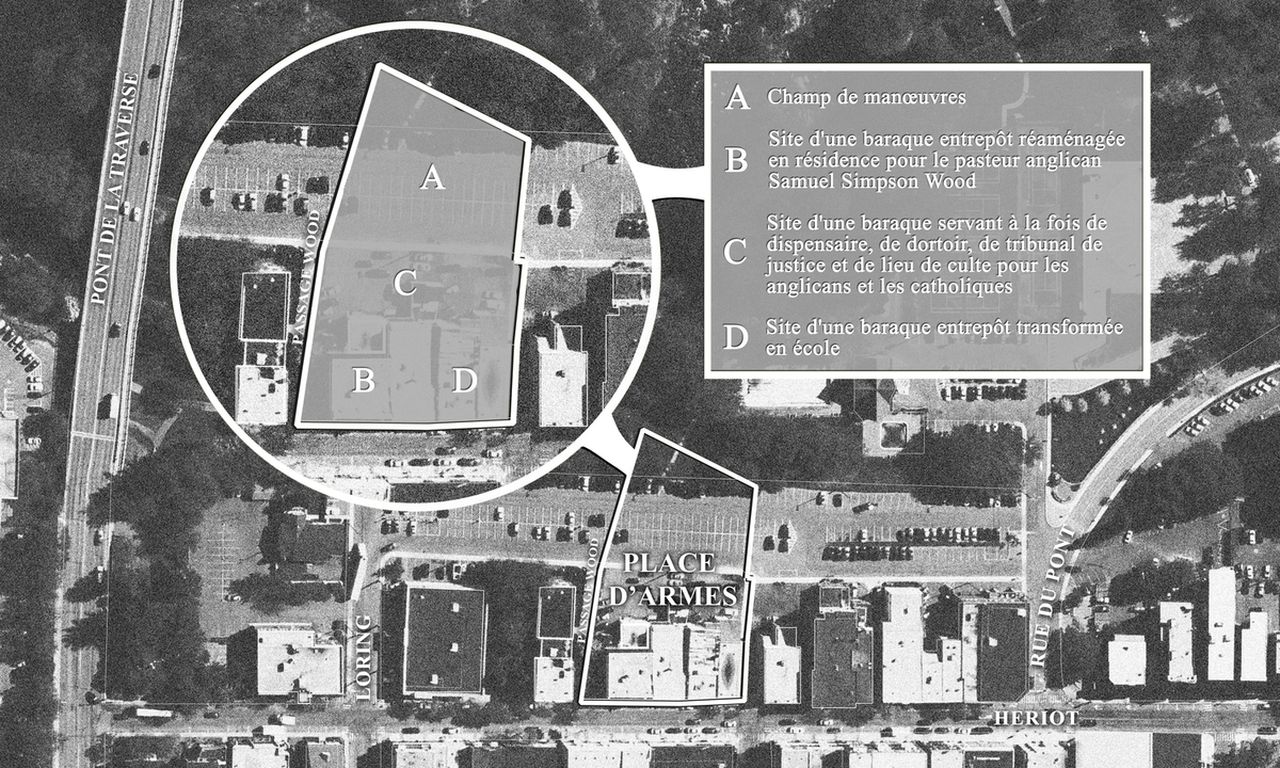 Vue aérienne en noir et blanc du centre-ville de Drummondville mettant en évidence l’emplacement des premiers établissements de la colonie à Drummondville. Les points A (Champ de manœuvres), B Site d’une baraque entrepôt réaménagée en résidence pour le pasteur anglican Samuel Simpson Wood), C (Site d’une baraque servant à la fois de dispensaire, de dortoir, de tribunal de justice et de lieu de culte pour les anglicans et les catholiques) et D (Site d’une baraque entrepôt transformée en école) sont identifiés.