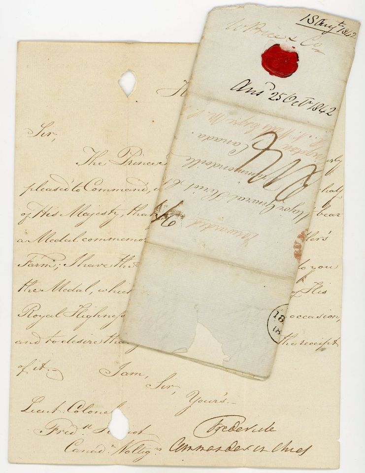Photographie en couleurs d’une lettre manuscrite sur du papier jauni par le temps, estampée d’un sceau de cire rouge.