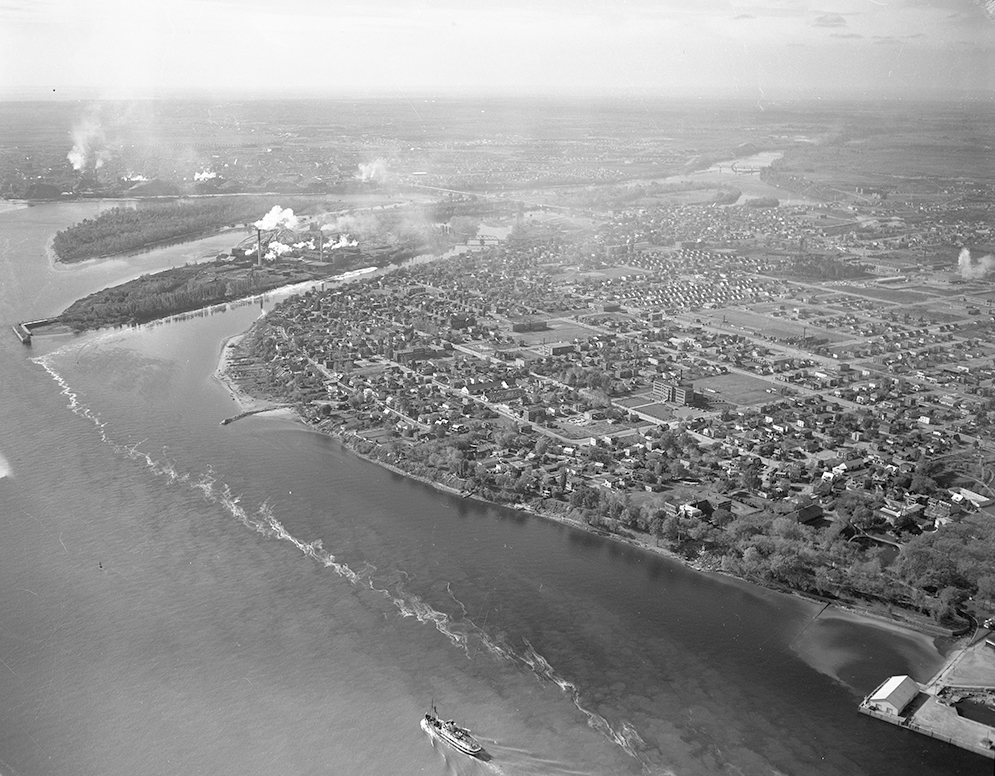 Vue aérienne du confluent entre la rivière Saint-Maurice et le fleuve Saint-Laurent. À cet endroit précis, deux îles séparent le Saint-Maurice en trois branches.