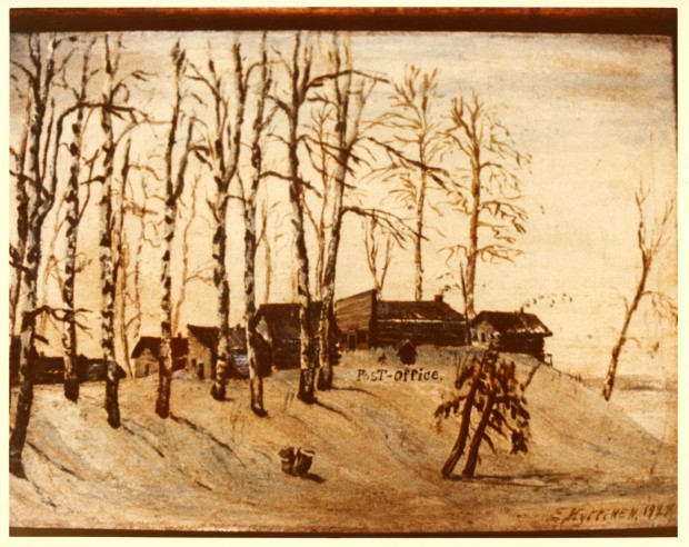 Photographie sépia de sept cabanes en rondin sur une petite colline garni de nombreux arbres. À droite, le lac Osisko.