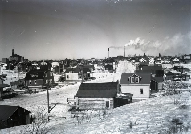 Photographie en noir et blanc de la rue Galipeau maintenant Larivière. En arrière-plan : l'hôtel de ville de Rouyn à gauche et la mine Horne à droite.