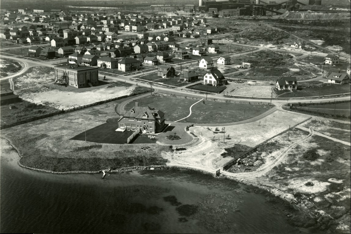 Photographie en noir et blanc de la section orientale de la ville de Noranda. En haut à gauche, les maisons populaires qui sont rapprochées. À droite et en bas, les maisons plus luxueuses.