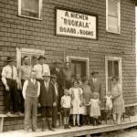 Un groupe de personnes devant la maison de pension, A. Niemen Boarding House