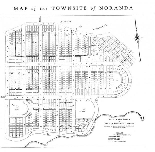 Carte en noir et blanc de la future ville de Noranda. Les rues et les lots sont en majorité rectilignes. 