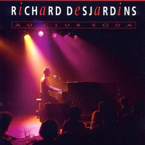 Pochette de l'album Au club soda de Richard Desjardins sur laquelle l’artiste joue au piano sur une scène devant un public.