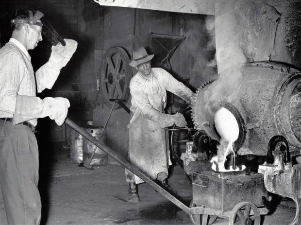 Travailleur minier effectuant une coulée d'or en mai 1946