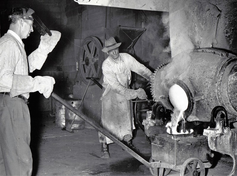 Travailleur minier effectuant une coulée d'or en mai 1946