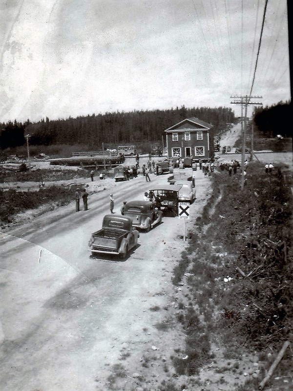 Déménagement des maisons tirée par des tracteurs de Roc-d'Or à Malartic en 1943