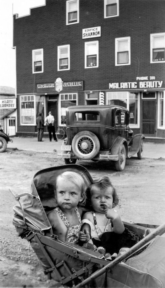 Deux enfants en poussette devant l'édifice Shannon dans les années 1940