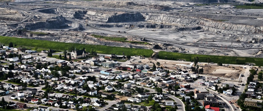 Ville de Malartic et fosse de la mine Canadian Malartic.