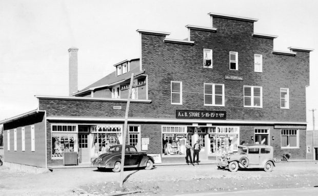 Photo de l'édifice Dionne à  Malartic dans les années 1940