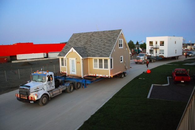 Transport des maisons par camions lors de la relocalisation du quartier sud en 2008-2009