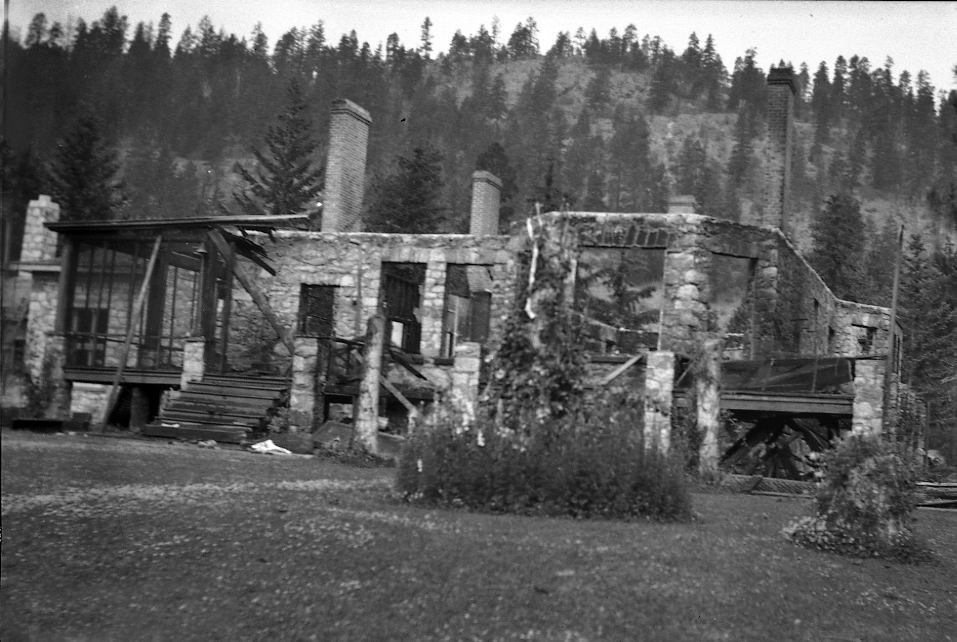 Photo en noir et blanc d’un édifice de pierre après un incendie.