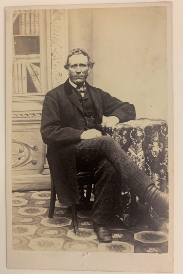 Photo en noir et blanc montrant William Graham assis. 