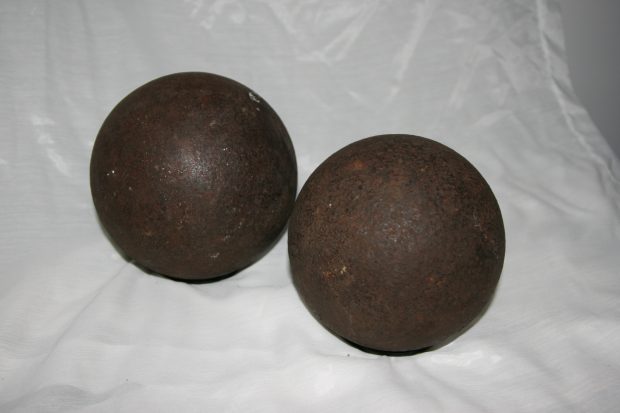 Photo de deux boulets de canon qui ont servi pendant la Rébellion. 