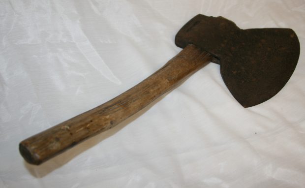 Photo d’une hache de charpentier fabriquée par Samuel Lount. L’outil porte l’inscription « S. Lount, acier moulé ». Lount fut exécuté pour son rôle dans la Rébellion. 