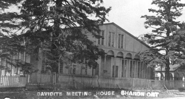 Photo en noir et blanc de la deuxième salle de réunion des Enfants de la paix. 