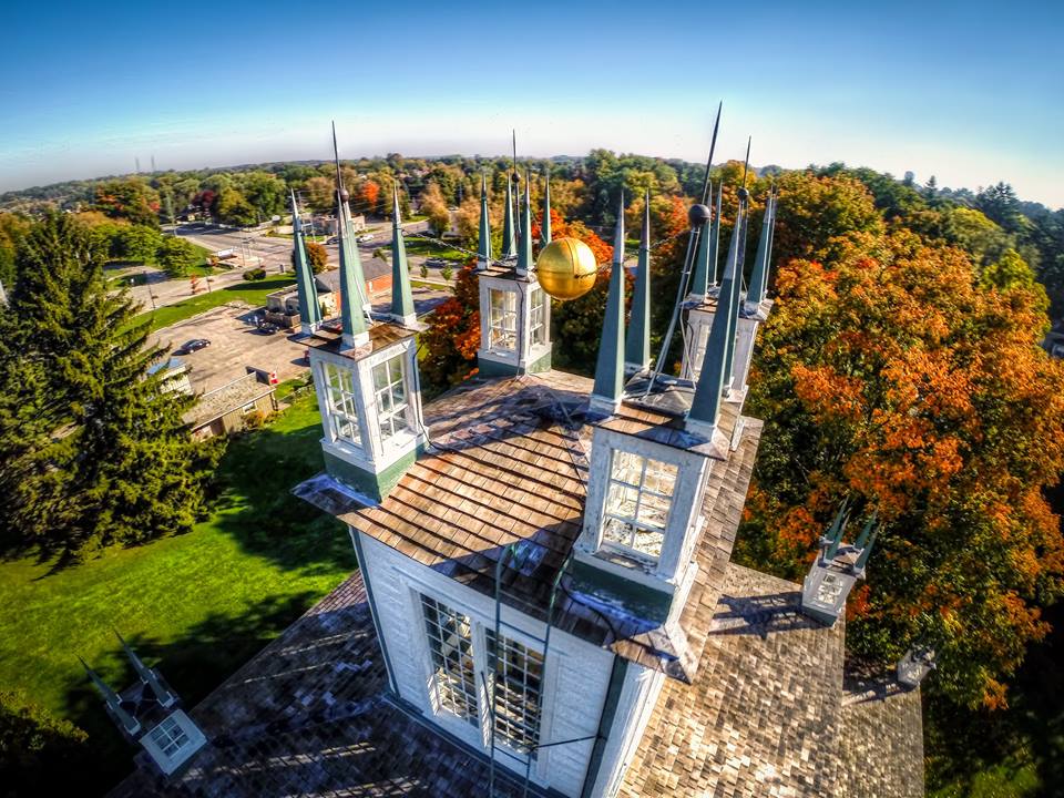 Vue à vol d’oiseau de la sphère dorée qui est suspendue tout en haut du temple. 