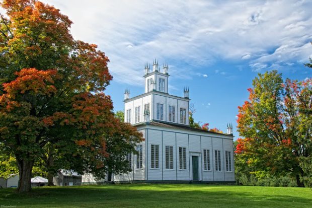 Photo du temple de Sharon prise de nos jours, au début de l’automne. 