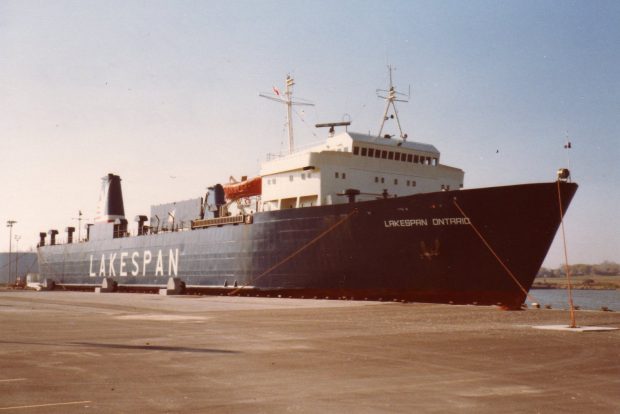  Photographie couleur d'un grand navire, le Lakespan Ontario, amarré au port d'Oshawa.