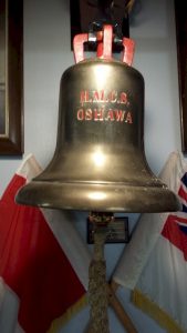 Photographie couleur d'une grande cloche en laiton du NCSM Oshawa.