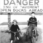 Linda et Doug Cory devant le panneau de danger