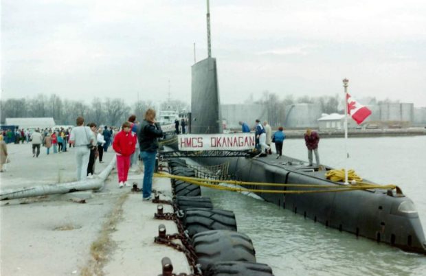 Photographie couleur d'un sous-marin amarré au port.