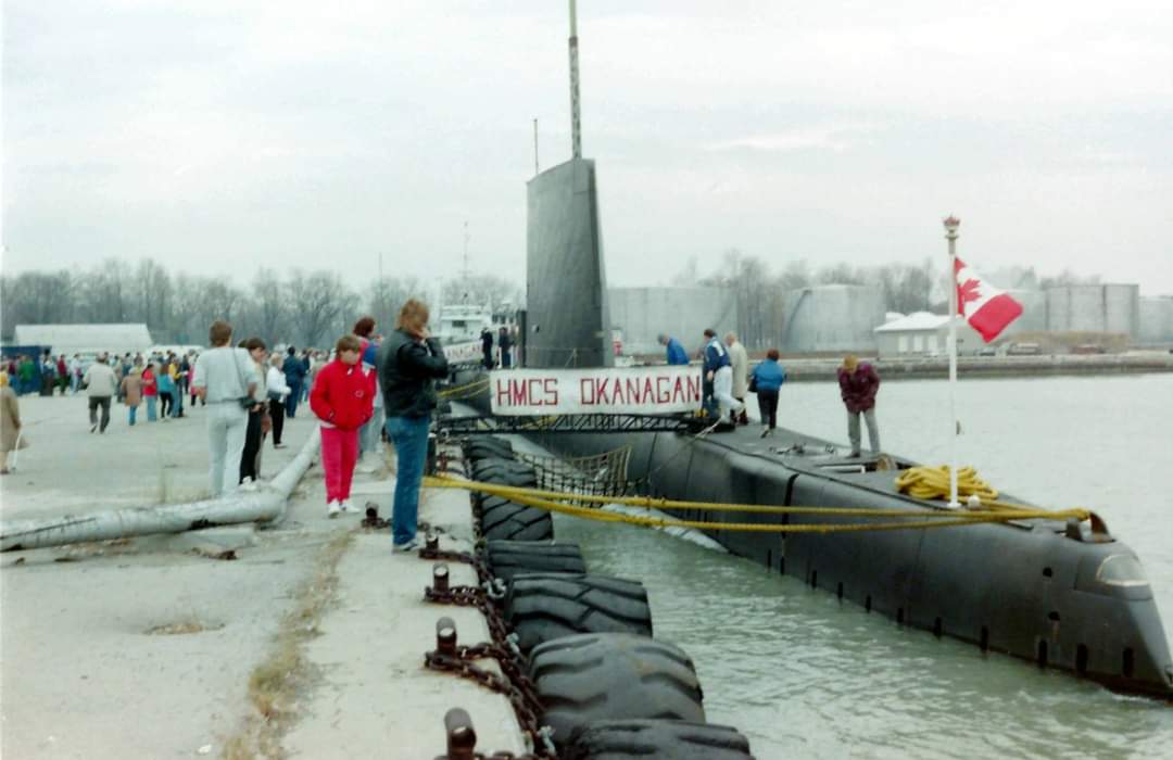 Photographie couleur d'un sous-marin amarré au port.