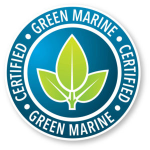 Logo avec un dessin circulaire souligné de blanc et rempli de bleu avec une feuille verte au centre. Le texte Green Marine Certified est écrit en lettres blanches.