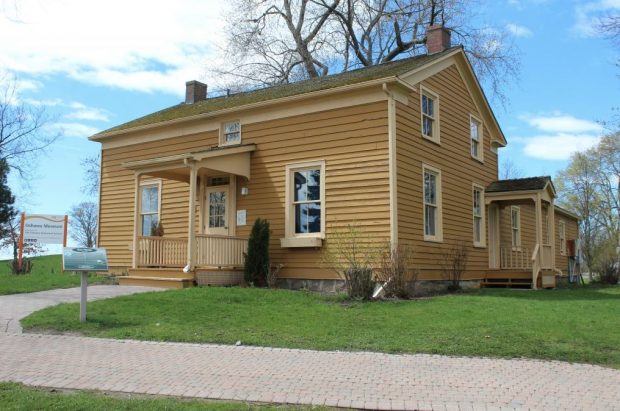 Photographie couleur d'une maison à ossature bois jaune.
