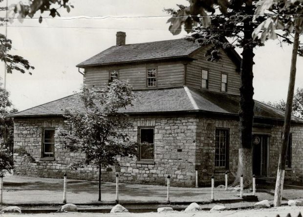 Photographie en noir et blanc d'une maison en pierre.