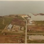 Un navire décharge du sucre brut au port d’Oshawa