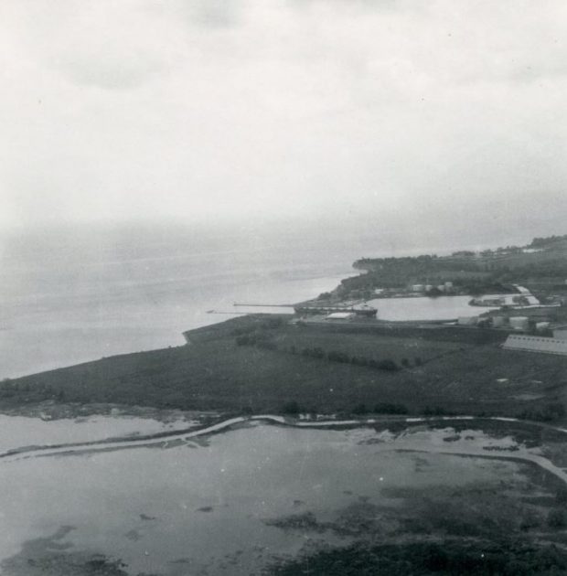 Photographie aérienne en noir et blanc du deuxième marais et port.