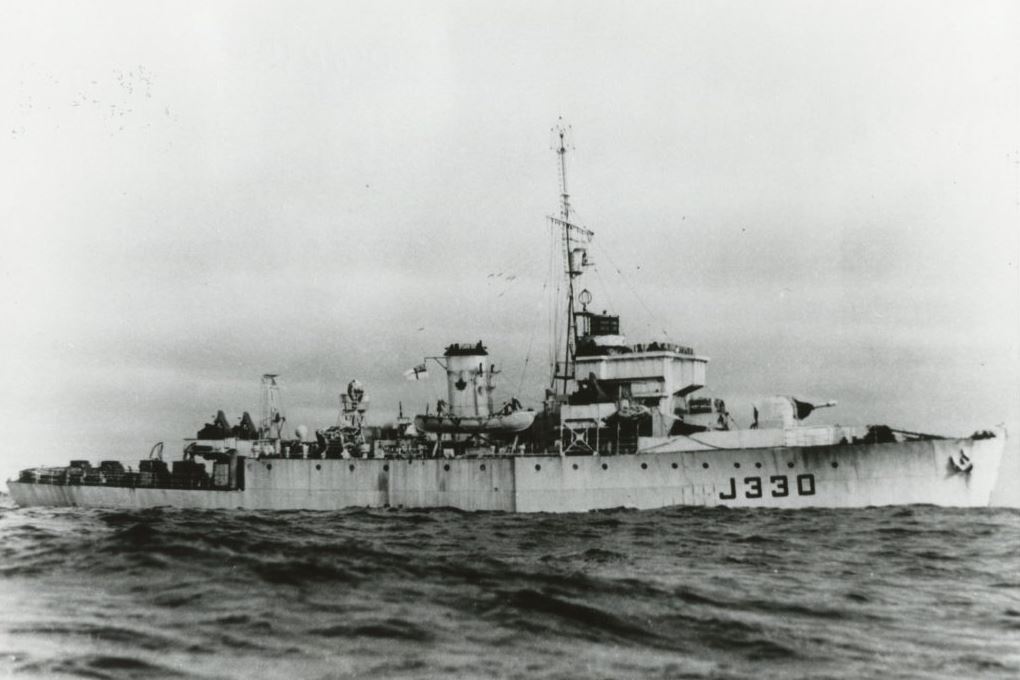 Une photographie en noir et blanc d'un navire avec J330 écrit sur le côté.