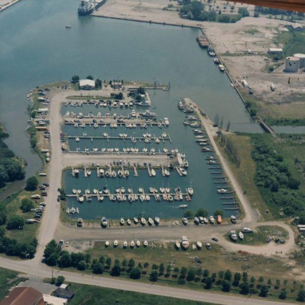 Photographie aérienne en couleur des terres de la marina dans le port d'Oshawa.
