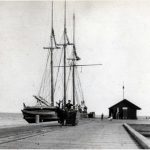 La goélette Oliver Mowat amarrée à la jetée, Port Oshawa