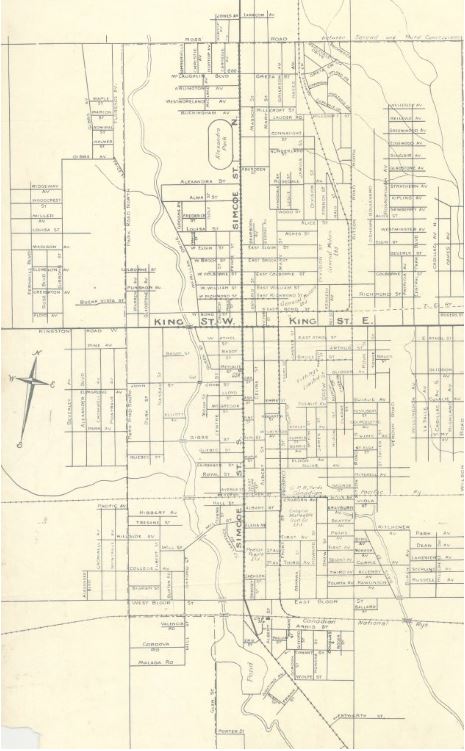 Carte d'Oshawa montrant les rues et la voie ferrée.