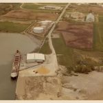 Un navire décharge du sucre brut au port d’Oshawa